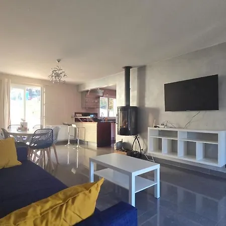 Beautiful Family House Near Paris *